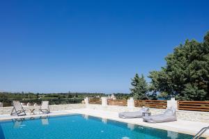 New luxurious villa with stunning pool,views &bbq!
