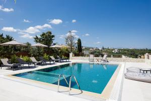 New luxurious villa with stunning pool,views &bbq!