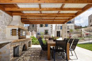 New luxurious villa with stunning pool,views &bbq!