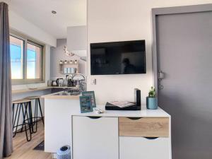 Juan Les Pins Centre - Studio Neuf Avec Terrasse - 3 Mins Des Plages - Jazz Apartment