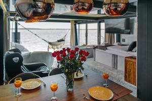 Domki na wodzie  Grand HT Houseboats  with sauna jacuzzi and massage chair