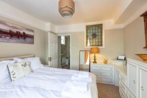 Beach View: Stunning sea view & balcony apartment