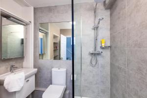 Beach View: Stunning sea view & balcony apartment