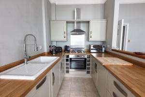 Beach View: Stunning sea view & balcony apartment