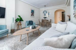 Sensational and Exotic 3-Bedroom Retreat in Nueva Andalucia with a Palm Garden