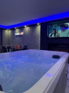 Maisons de vacances La Casa de Love Suite Jacuzzi : photos des chambres