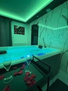 Maisons de vacances La Casa de Love Suite Jacuzzi : photos des chambres