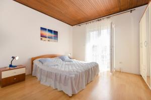 Apartment and Rooms Ema