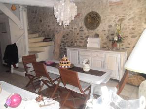 BELLE MAISON DE CARACTERE Dans VILLAGE et sa PISCINE Privée 7 PERS- 3 Chambres - 12 Rue Emile Zola