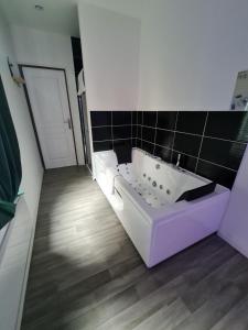 Appartements NG SuiteHome Balneo 121Grand Rue : photos des chambres