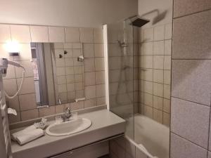 Hotels Garabit Hotel : Chambre Double avec Salle de Bains Privative