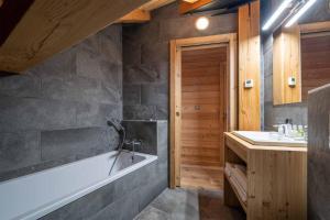 Chalets Madame Vacances Chalet Woodpecker : photos des chambres