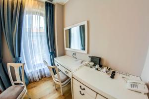 New Era Hotel Old Town Party Zone Bucharest- parking with fee nearby - NOT at the hotel !