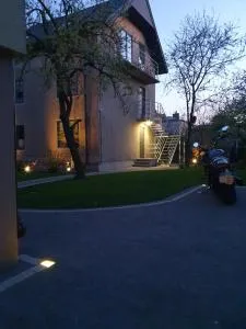 Johnny House - Okuniowiec