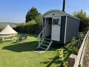 Home Farm Shepherds Hut with Firepit and Wood Burning Stove - Chinnor
