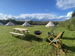 Home Farm Shepherds Hut with Firepit and Wood Burning Stove