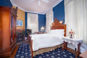 Deluxe Queen Room room in Bedford Inn
