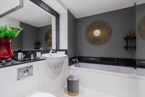 BEST THAMES VIEWS in TOWN! LARGE LUXXE NOMAD DESIGN FAMILY HOMES المساحة والأناقة تلتقي مع الراحة العربية