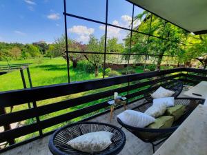 Deerwood-2-Storey Garden Apartment with Castle view Balcony