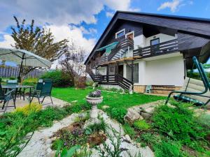 Deerwood-2-Storey Garden Apartment with Castle view Balcony 