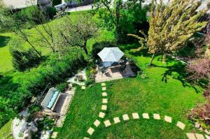 Deerwood-2-Storey Garden Apartment with Castle view Balcony