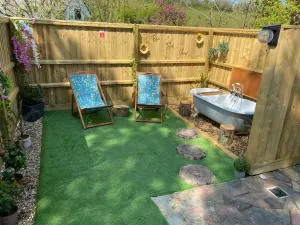 Cosy dog friendly lodge with an outdoor bath on the Isle of Wight - Whitwell