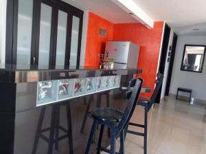 Acogedor apartamento con excelente vista al mar.