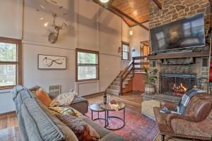 Deck and Fire Pit Cozy Pocono Mountain Home