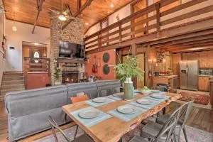 Deck and Fire Pit Cozy Pocono Mountain Home - وايت هافن