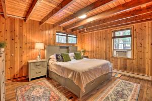 Deck and Fire Pit Cozy Pocono Mountain Home