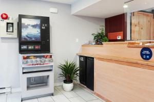 First Canada Hotel Cornwall Hwy 401 ON