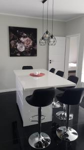 Apartament HAPPY 11 - BASEN & KORT TENISOWY, OCHRONA 24h - 3 sypialnie, dla maksymalnie 8 osób