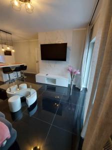 Apartament HAPPY 11 - BASEN & KORT TENISOWY, OCHRONA 24h - 3 sypialnie, dla maksymalnie 8 osób