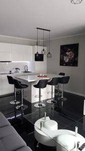 Apartament HAPPY 11 - BASEN & KORT TENISOWY, OCHRONA 24h - 3 sypialnie, dla maksymalnie 8 osób