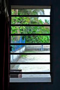Giri Darshini Homestay - Simple Rooms with Pool & Private Falls