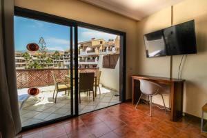 Apartment on top floor with heated pool in Golf del Sur
