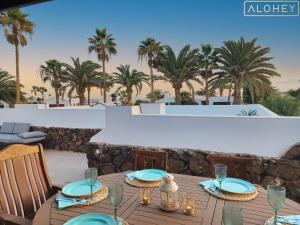 VILLA MAGICA 7 MINUTES WALK TO CENTER WITH POOL AND AC