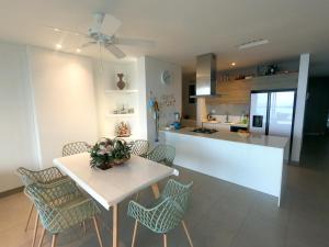 hermoso apartamento en pozos colorados con playa privada y doble vista al mar