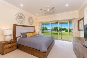 Island Getaway - Waterfront near Yamba