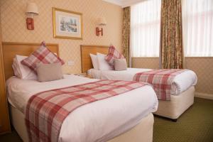 Standard Twin Room room in Crown & Mitre Hotel