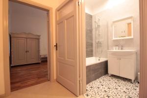 Charming 1BR apartment with bath in Quiet center of Riga