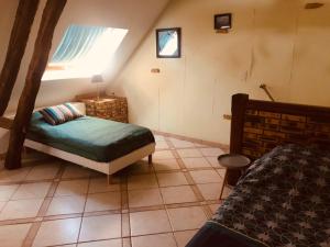 Maisons d'hotes Dependance du Ru d'ausson 4 personnes : Chambre Quadruple avec Salle de Bains Privative