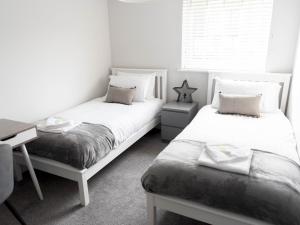 Lovely, comfortable 2-bed Braehead - free parking - Pass the Keys