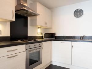 Lovely, comfortable 2-bed Braehead - free parking - Pass the Keys