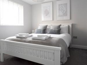 Lovely, comfortable 2-bed Braehead - free parking - Pass the Keys