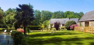 Maisons de vacances Le Vieux Moulin Gites - Detached cottage with garden views and pool : photos des chambres