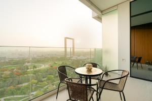 Ultimate Stay - 3 Beds - Scenic Panoramic Views - Right at Metro Station - 5-10min to Sea, Burj Khalifa, Old Town, Downtown - 15min from Airport