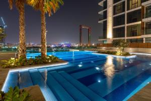 Ultimate Stay - 3 Beds - Scenic Panoramic Views - Right at Metro Station - 5-10min to Sea, Burj Khalifa, Old Town, Downtown - 15min from Airport