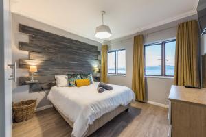 Beacon Wharf , George Hay 5 Seafront Accommodation