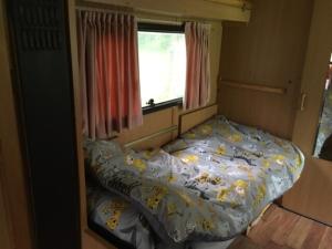 Maisons de vacances Lovely 4 berth Caravan in DOMFRONT EN POIRAIE : photos des chambres